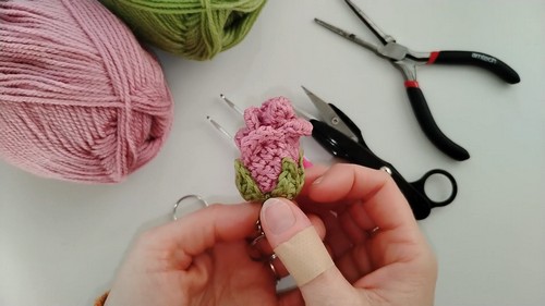 How To Crochet Flower Rose Keychain 3